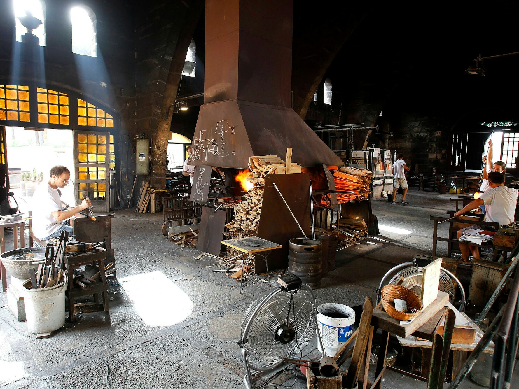 Ein Glasbläser stellt ein Kunstwerk in der Glasbläserei La Gordiola auf Mallorca her, hier im August 2021.