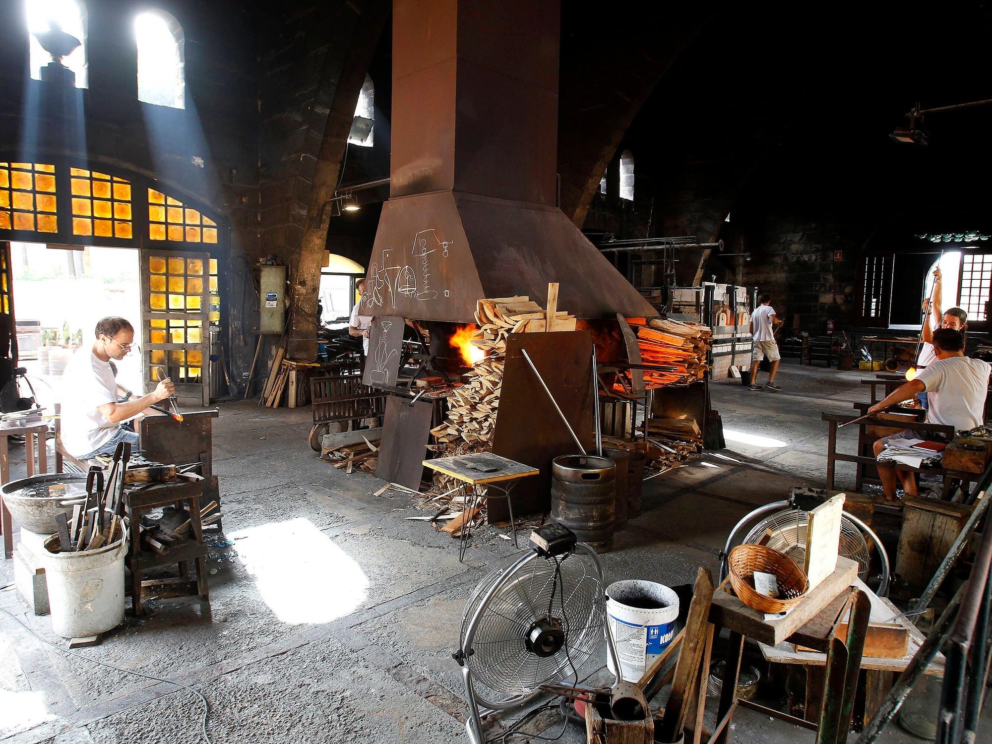 Ein Glasbläser stellt ein Kunstwerk in der Glasbläserei La Gordiola auf Mallorca her, hier im August 2021.