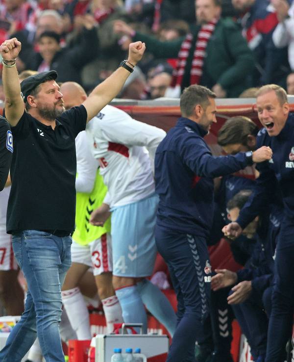 Jubel nach dem Schlusspfiff bei Steffen Baumgart (1. FC Köln).