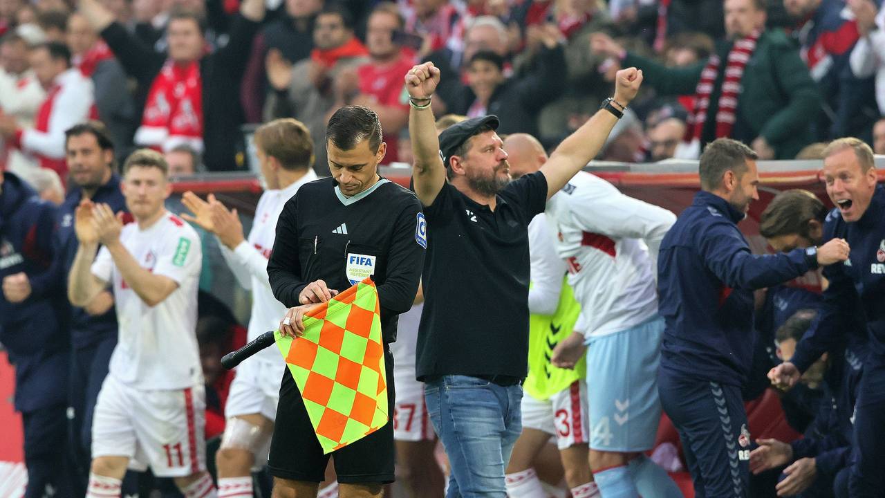 Jubel nach dem Schlusspfiff bei Steffen Baumgart (1. FC Köln).
