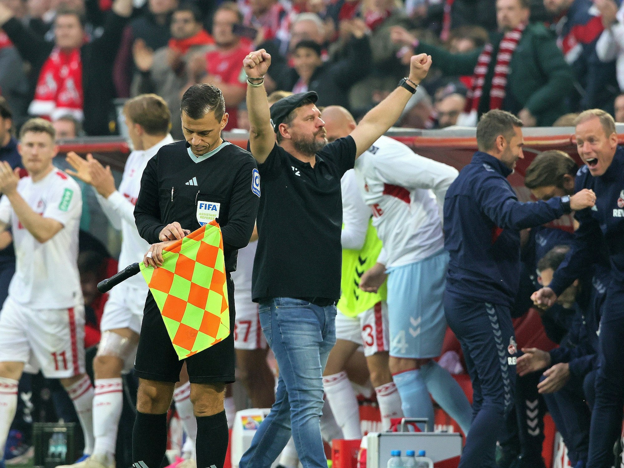Jubel nach dem Schlusspfiff bei Steffen Baumgart (1. FC Köln).