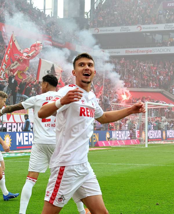 Die FC-Spieler jubeln beim Derby gegen Gladbach