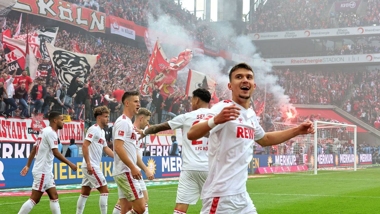 Die FC-Spieler jubeln beim Derby gegen Gladbach