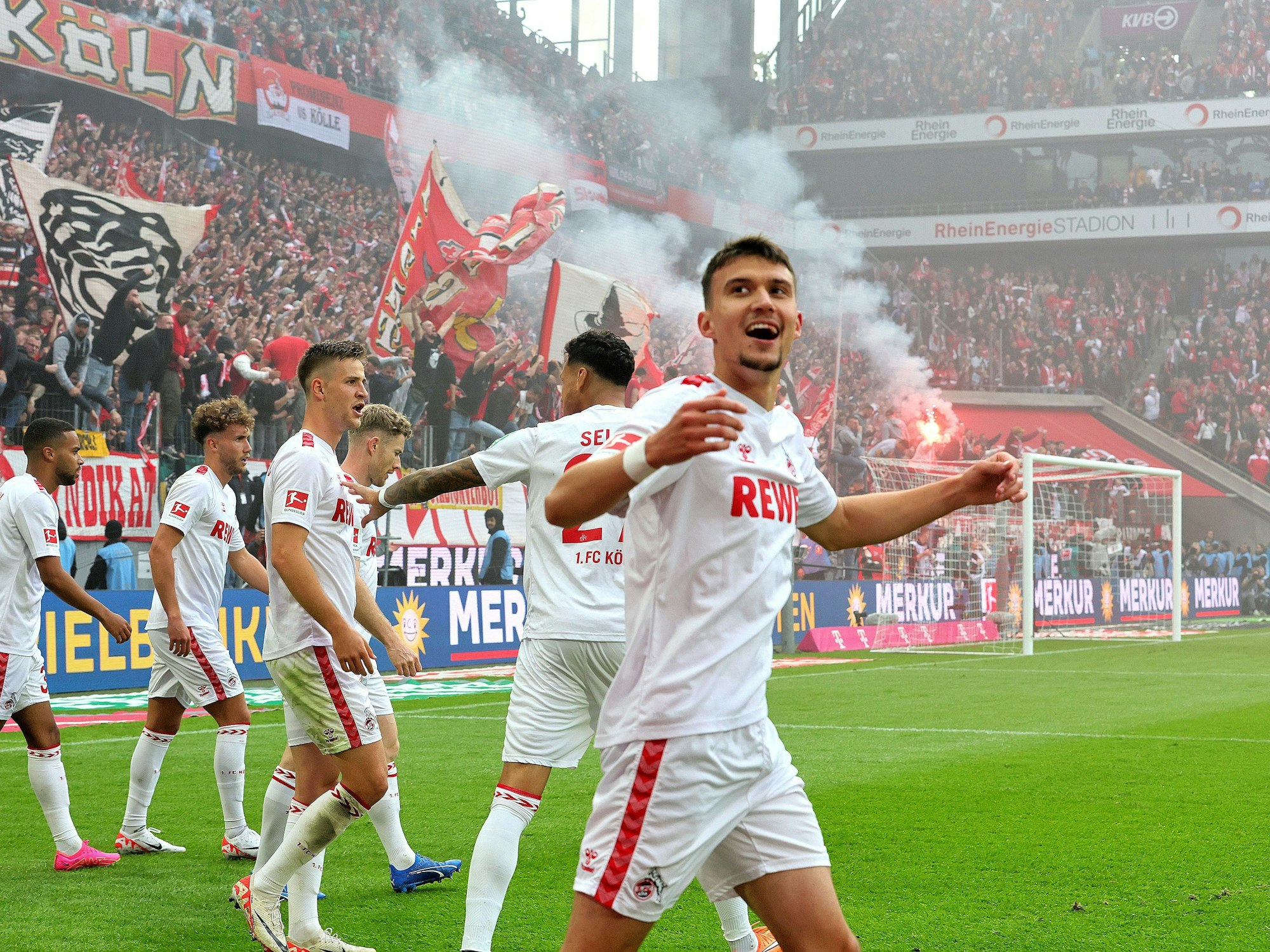 Die FC-Spieler jubeln beim Derby gegen Gladbach