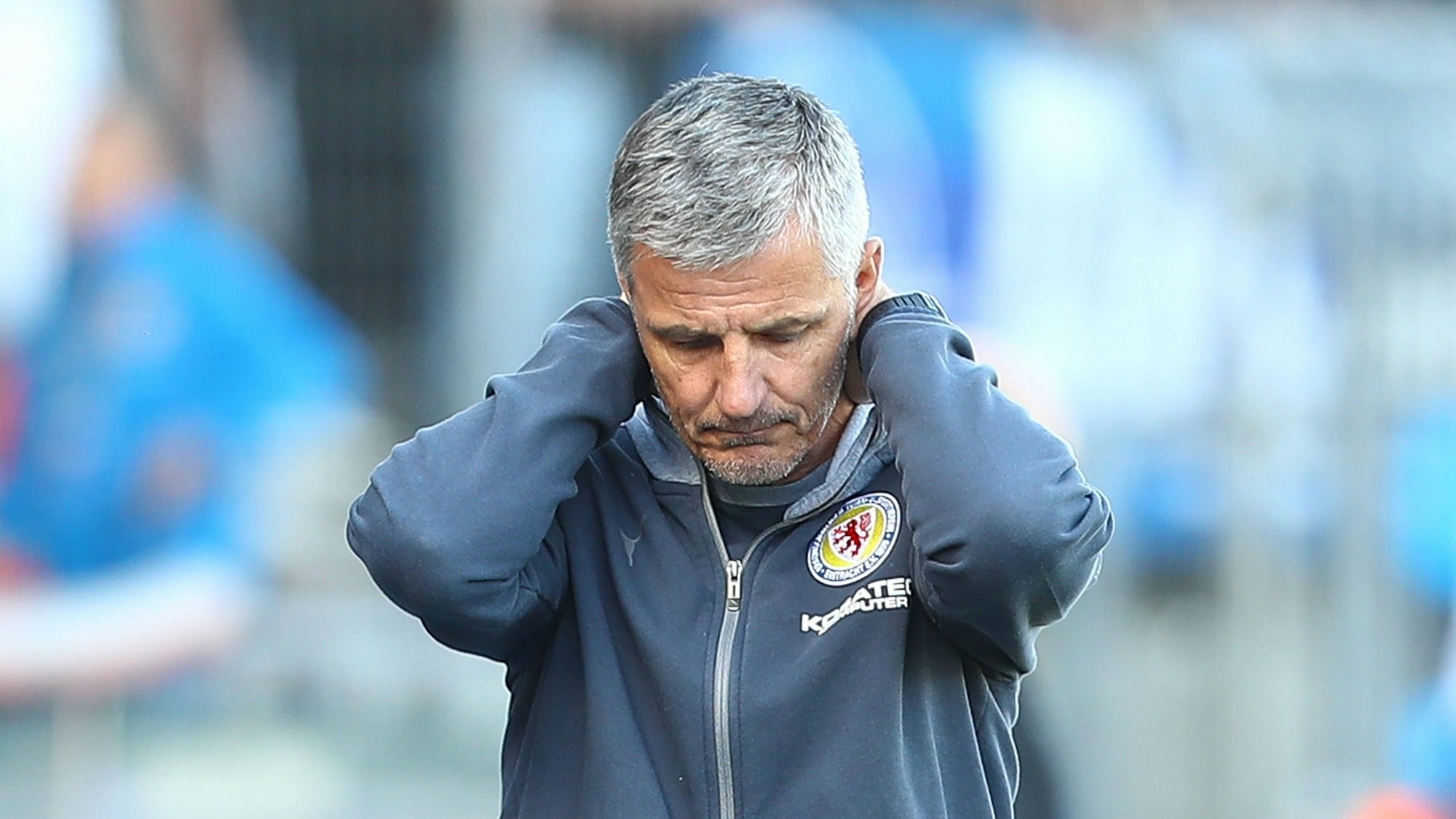 Eintrach braunschweigs Cheftrainer Jens Härtel schlägt die Hände im Nacken zusammen.