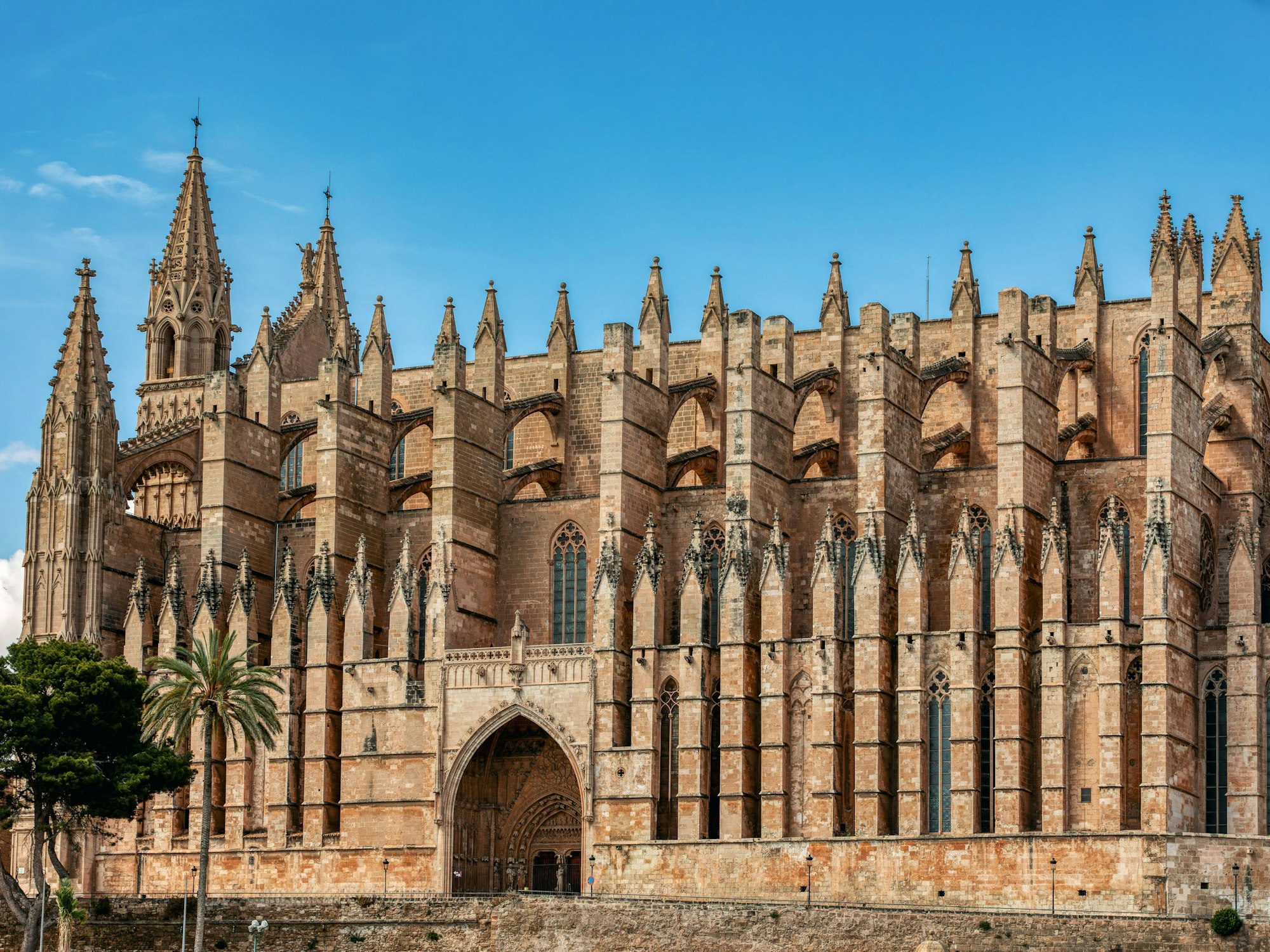Außenansicht der Kathedrale La Seu in Palma de Mallorca, hier im Juni 2023.