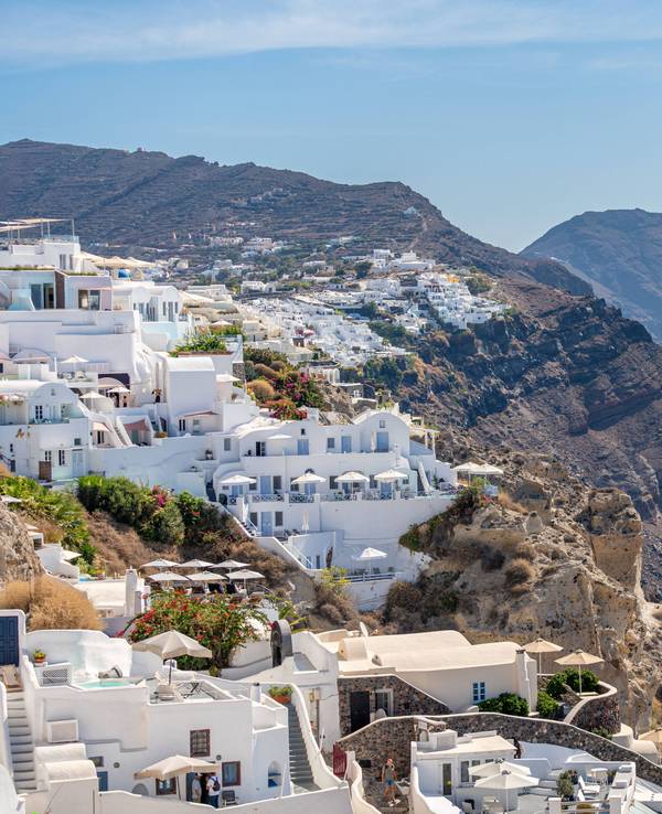Blick auf die Stadt Oia auf der griechischen Insel Santorini, hier im September 2023.