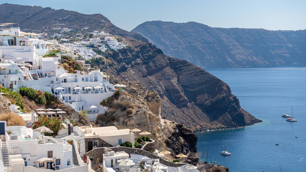 Blick auf die Stadt Oia auf der griechischen Insel Santorini, hier im September 2023.