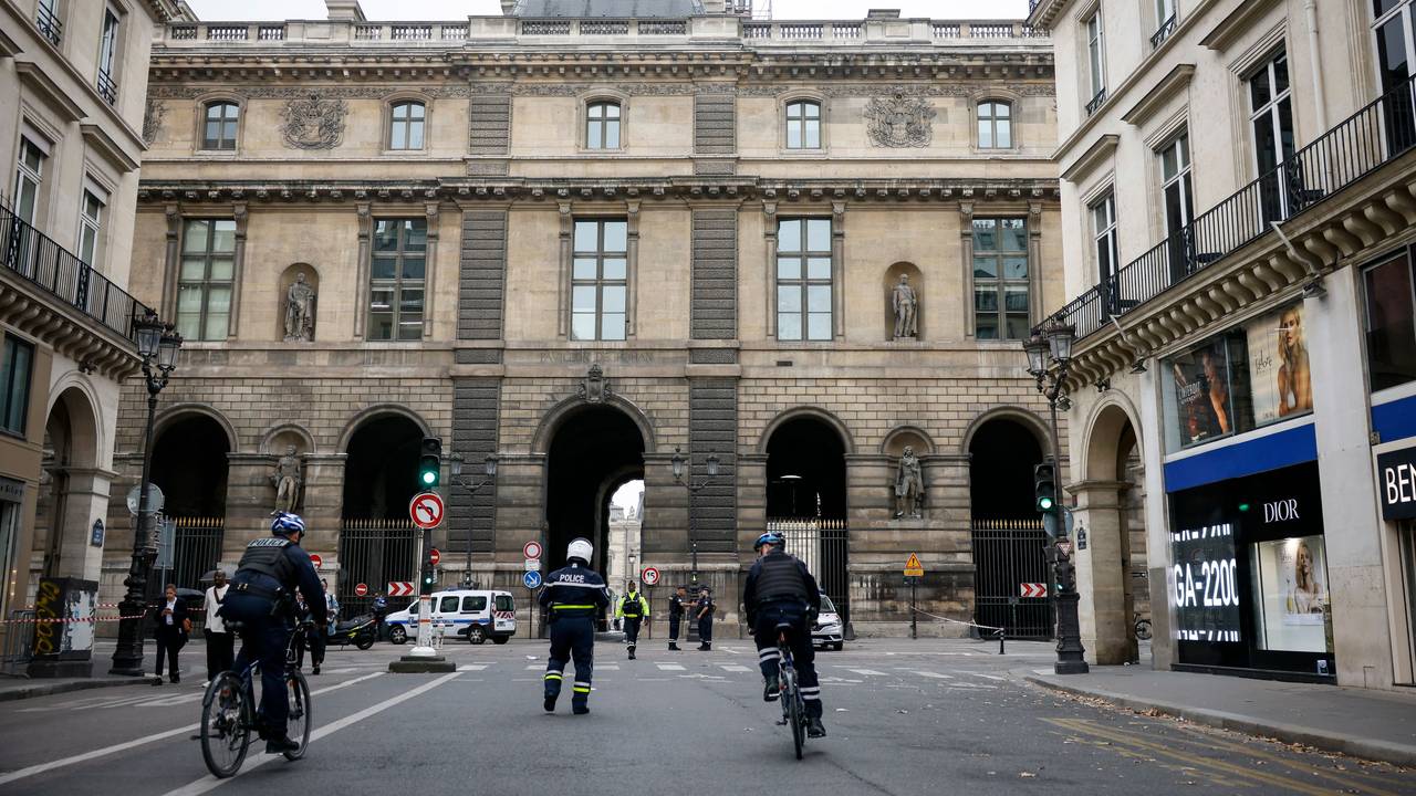 Polizeibeamte stehen vor dem Louvre Wache, der wegen einer Bombendrohung geräumt worden.