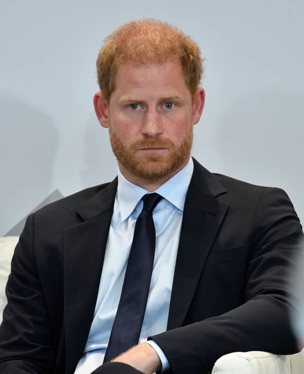 Der britische Prinz Harry, Herzog von Sussex, nimmt zum Welttag für psychische Gesundheit am Elterngipfel „Mentales Wohlbefinden im digitalen Zeitalter “der Archewell Foundation teil. Dabei sitzt der Royal auf einem Stuhl.
