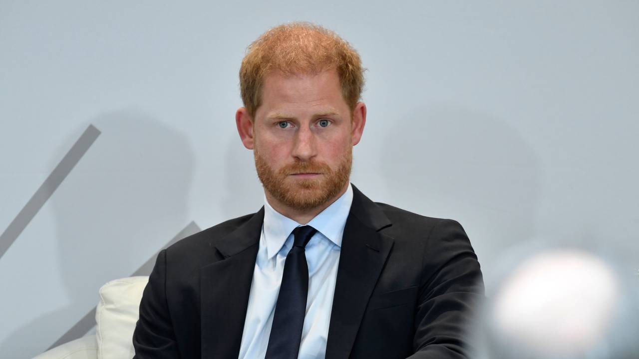 Der britische Prinz Harry, Herzog von Sussex, nimmt zum Welttag für psychische Gesundheit am Elterngipfel „Mentales Wohlbefinden im digitalen Zeitalter “der Archewell Foundation teil. Dabei sitzt der Royal auf einem Stuhl.
