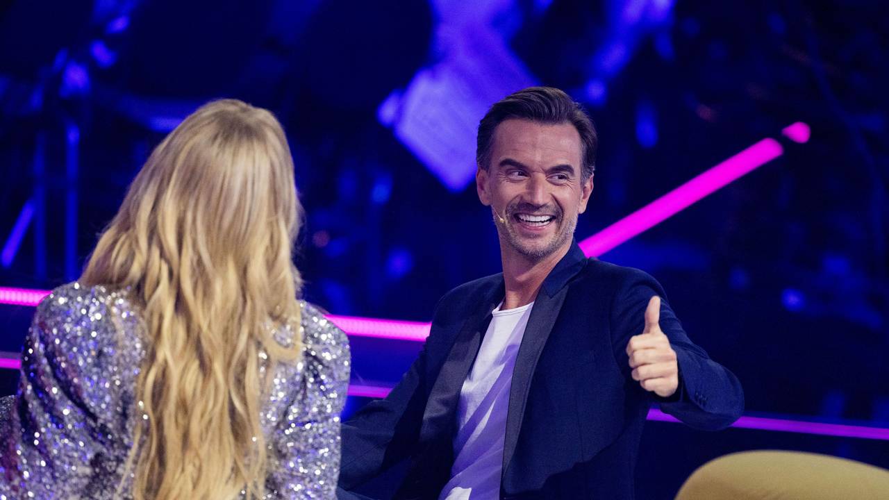 Florian Silbereisen und Ilse DeLange sitzen beim Vorentscheid "Eurovision Song Contest 2023 - Unser Lied für Liverpool" vor der Bühne.