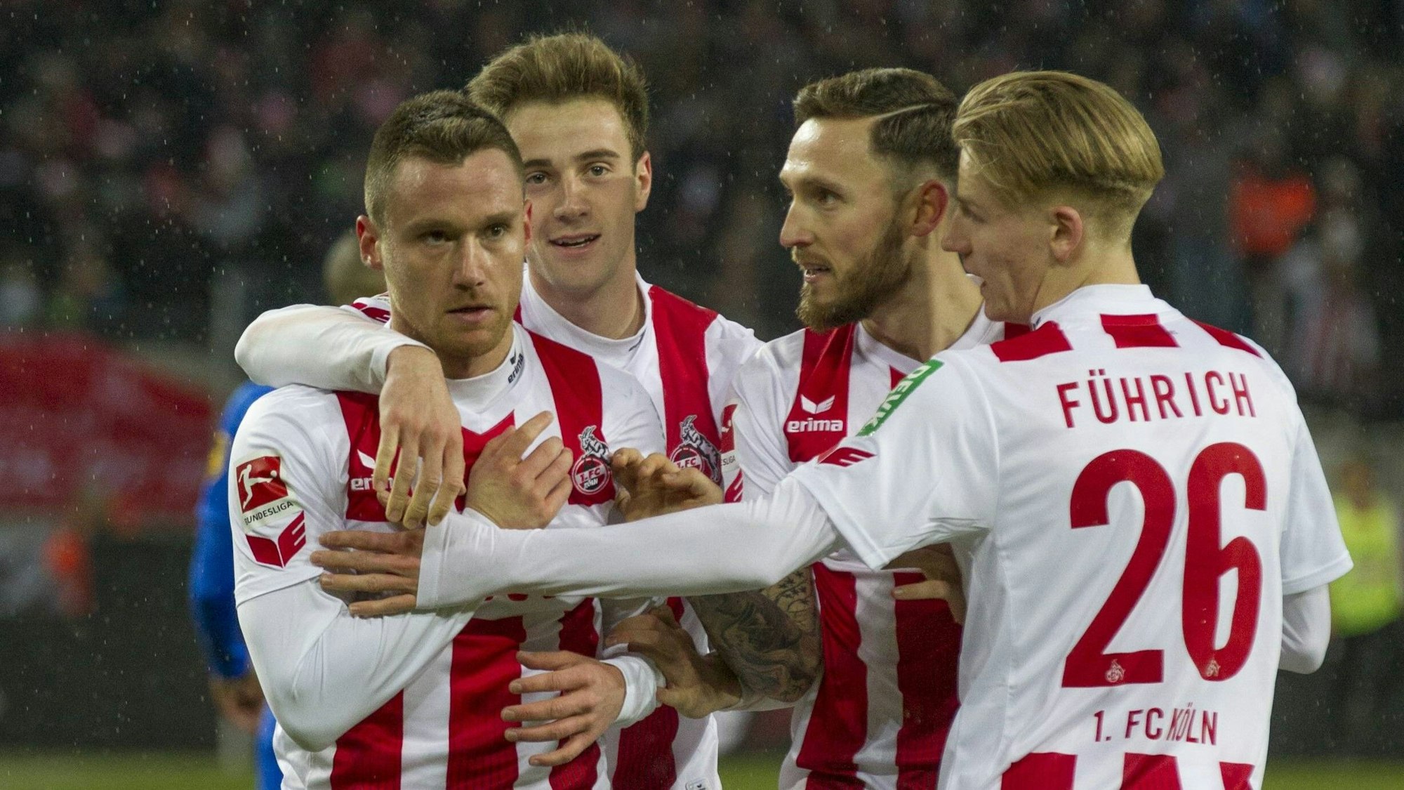 Die damaligen FC-Profis Christian Clemens, Lukas Klünter, Marco Höger und Chris Führich (v.l.n.r.) bejubeln beim 1:0 gegen den VfL Wolfsburg ein Tor für den 1. FC Köln.