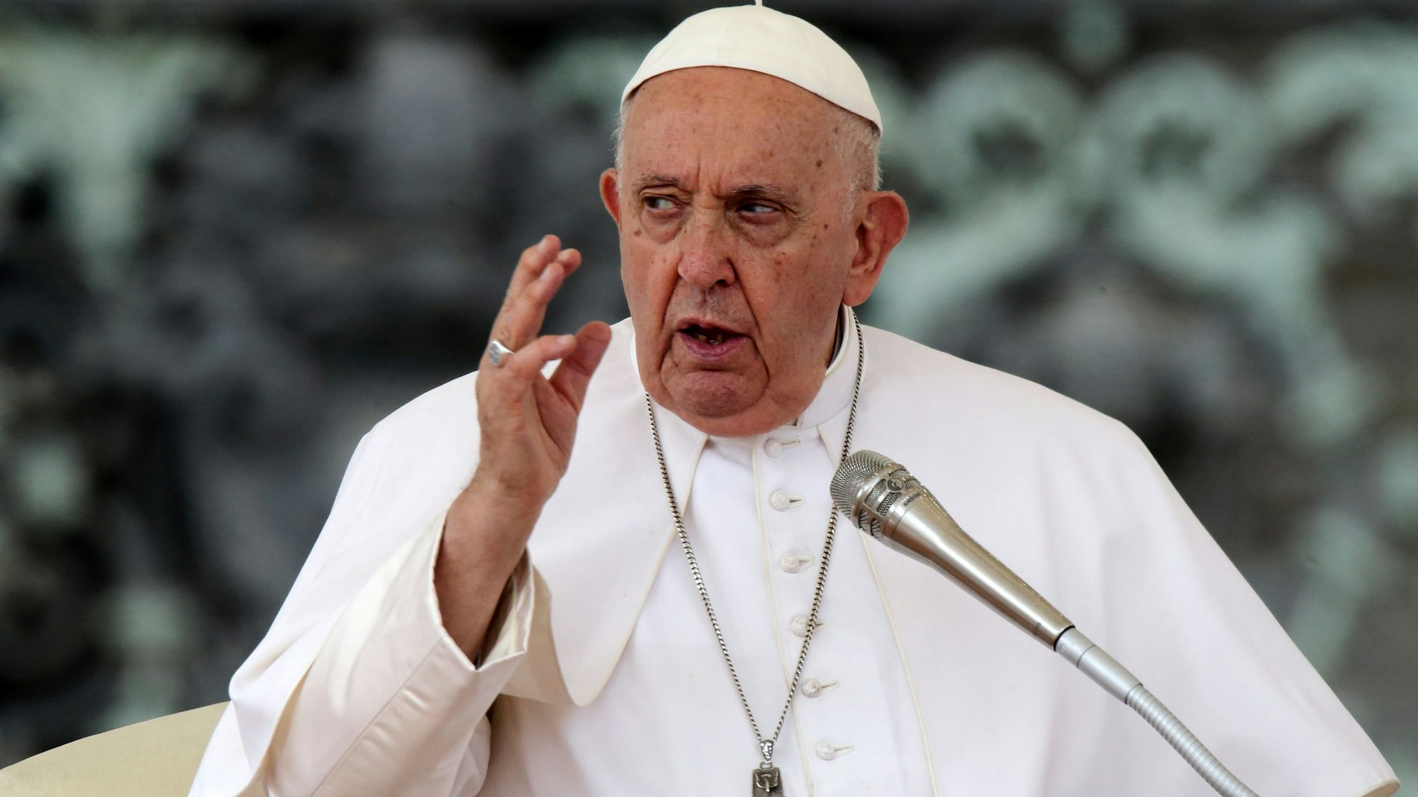 Papst Franziskus spricht während seiner Audienz mit Mitgliedern der Carabinieri, einer militärisch organisierten Polizeieinheit in Italien, auf dem Petersplatz in ein Mikrofon.