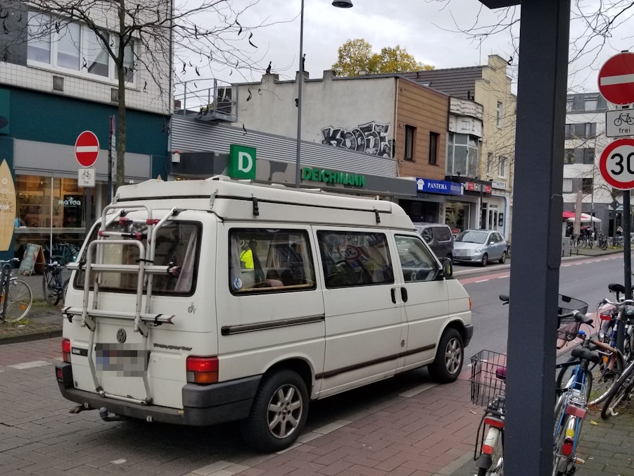Ein Fahrzeug fährt entgegengesetzt der Einbahnstraße auf der Venloer Straße in Köln.