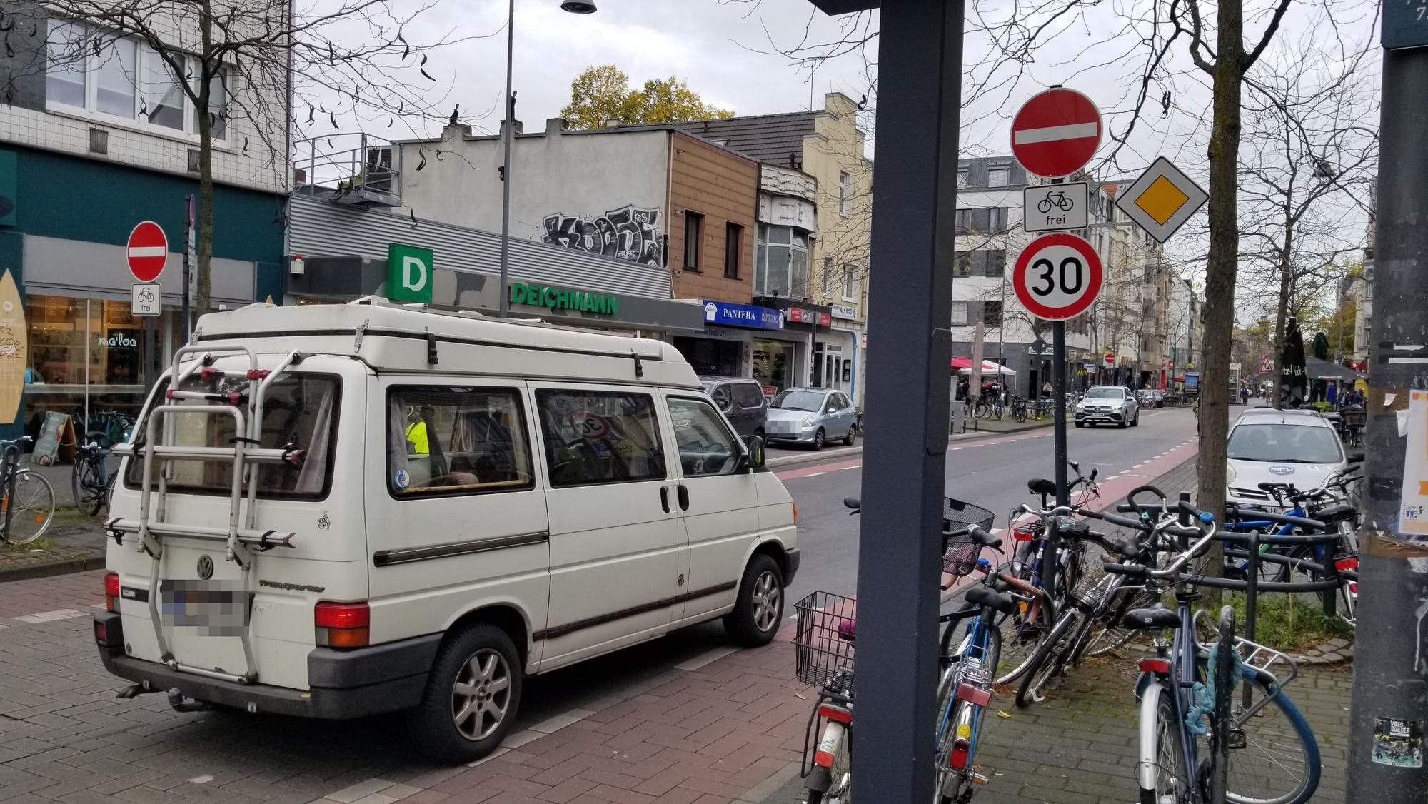 Ein Fahrzeug fährt entgegengesetzt der Einbahnstraße auf der Venloer Straße in Köln.