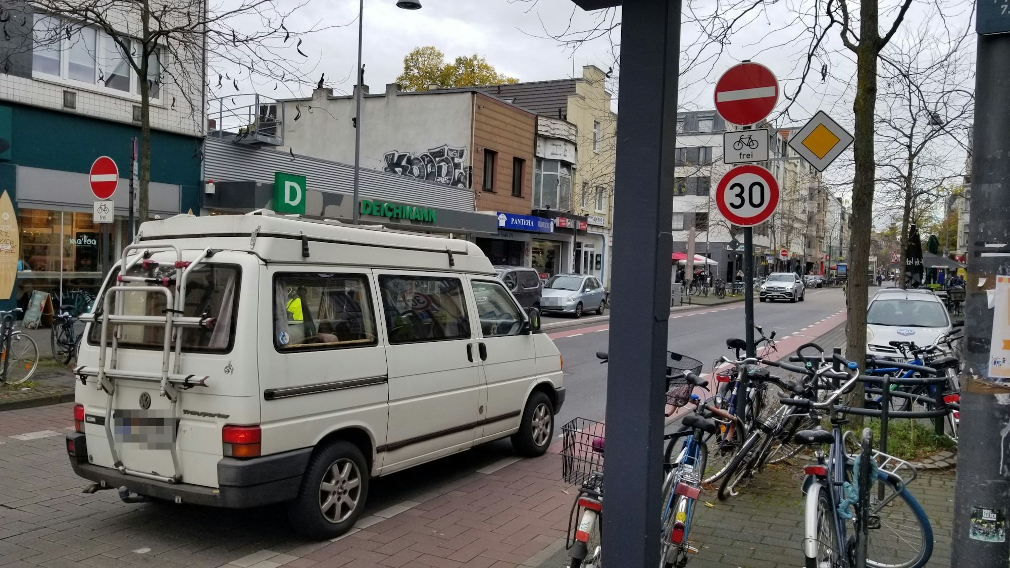 Ein Fahrzeug fährt entgegengesetzt der Einbahnstraße auf der Venloer Straße in Köln.