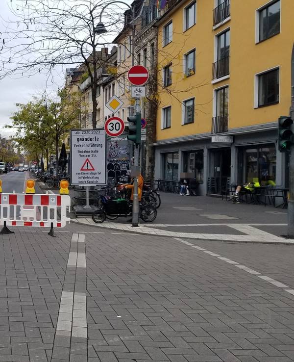 Das Foto zeigt eine Absperrung der Venloer Straße.