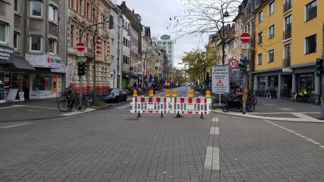Das Foto zeigt eine Absperrung der Venloer Straße.
