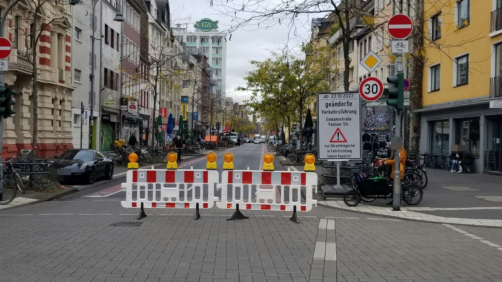 Das Foto zeigt eine Absperrung der Venloer Straße.