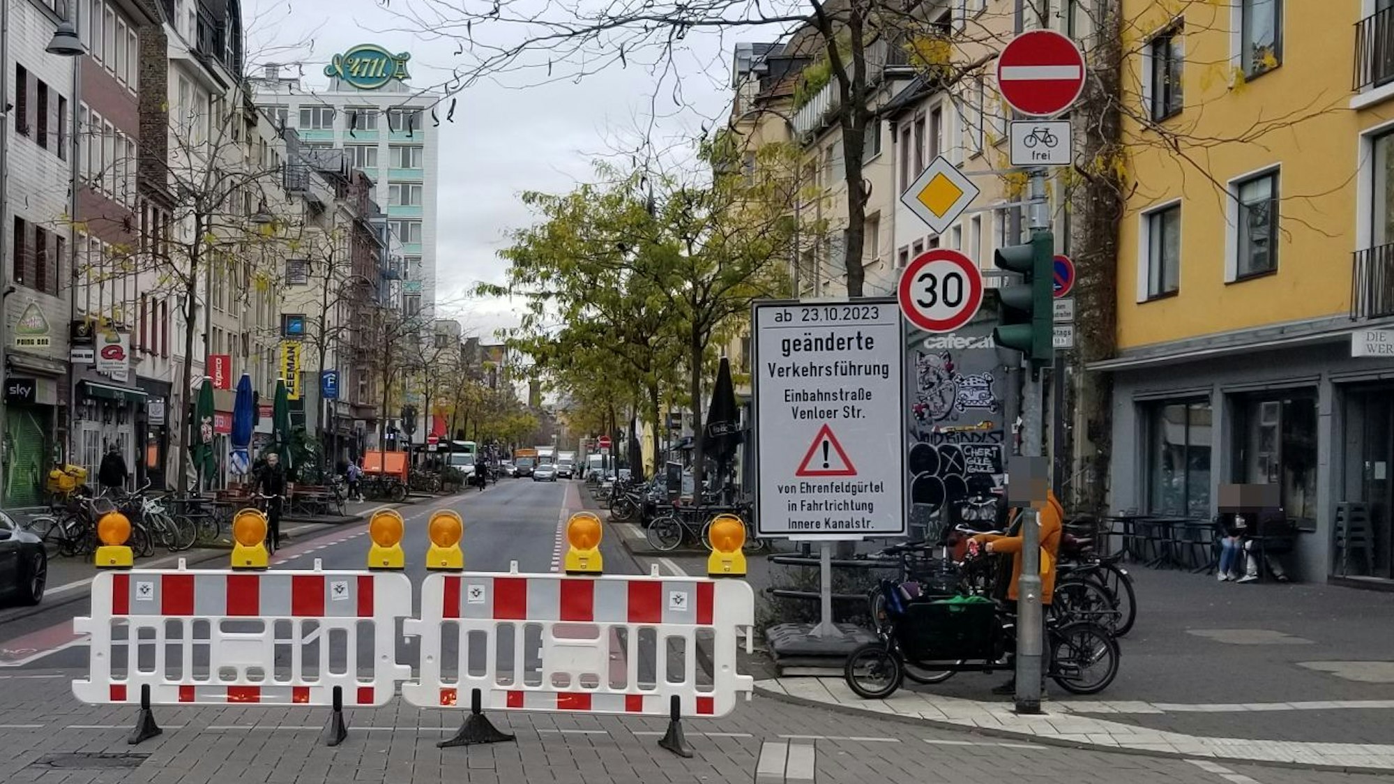 Absperrungen auf der Venloer Straße weisen auf die Umstellung auf das Einbahnstraßen-System hin.