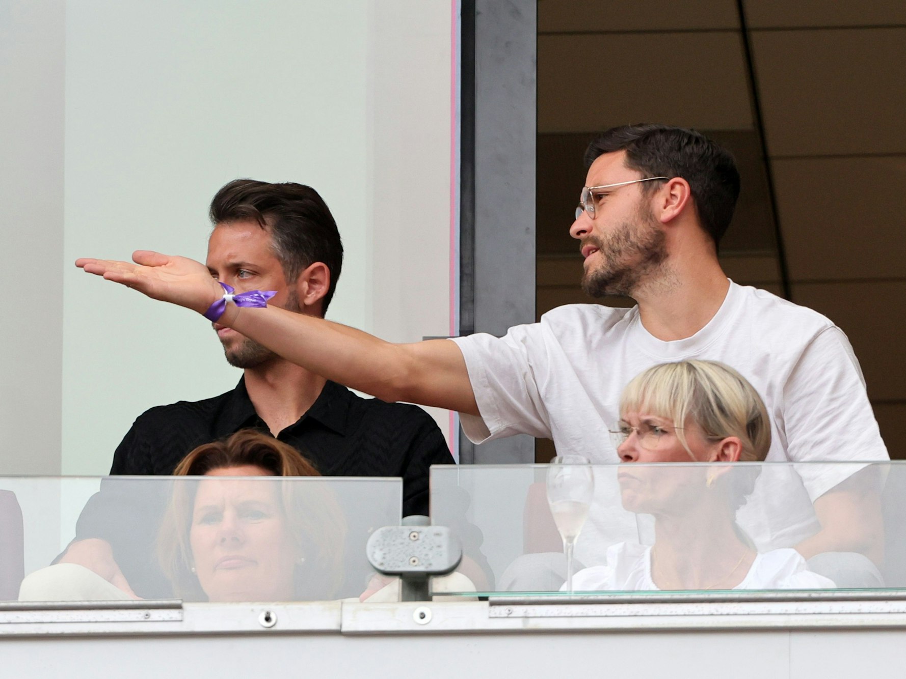 Jonas Hector guckt mit Mark Uth ein FC-Spiel.
