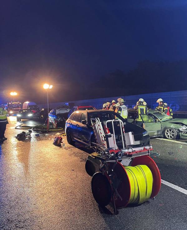 Bielefeld: Feuerwehr und Polizei stehen an der Unfallstelle auf der Autobahn 2 - rund 20 Fahrzeuge sind hier ineinander gefahren.