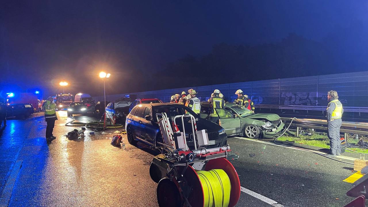 Bielefeld: Feuerwehr und Polizei stehen an der Unfallstelle auf der Autobahn 2 - rund 20 Fahrzeuge sind hier ineinander gefahren.