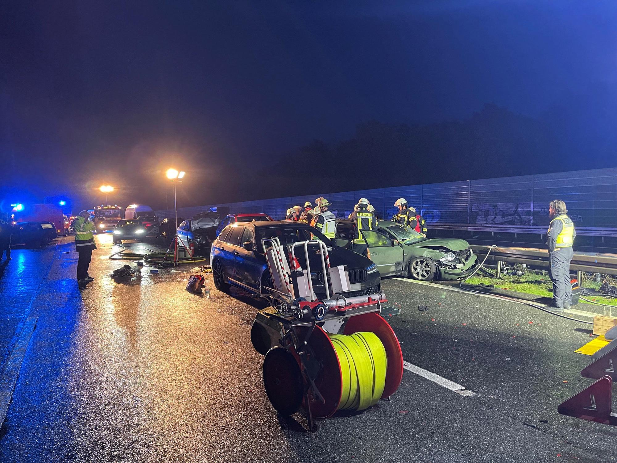 Bielefeld: Feuerwehr und Polizei stehen an der Unfallstelle auf der Autobahn 2 - rund 20 Fahrzeuge sind hier ineinander gefahren.