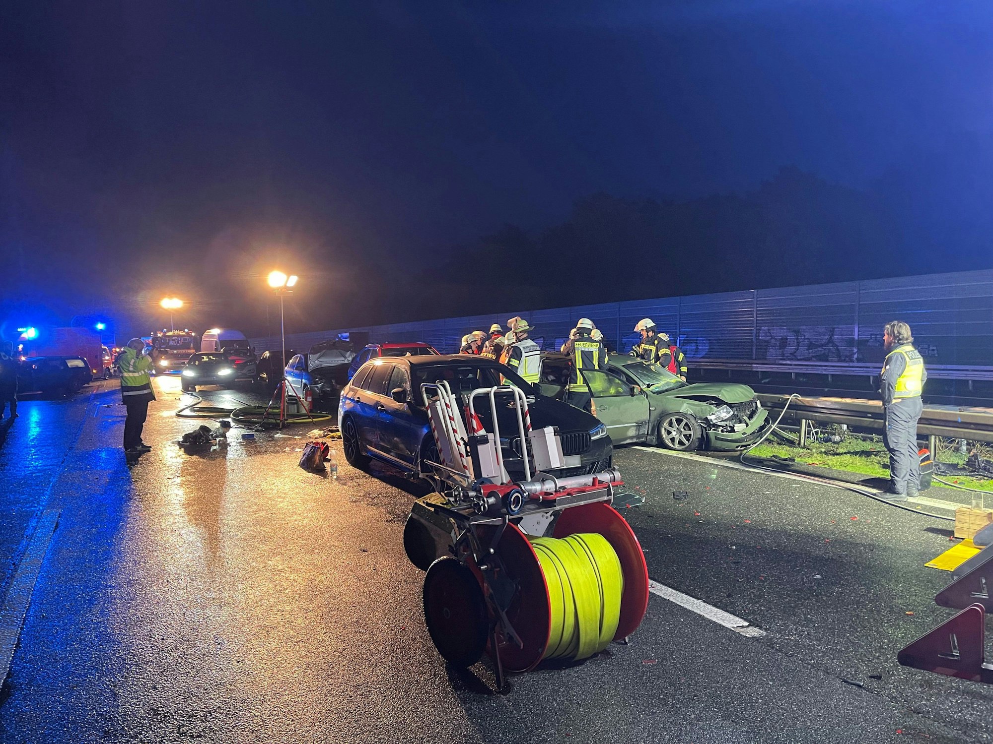 Bielefeld: Feuerwehr und Polizei stehen an der Unfallstelle auf der Autobahn 2 - rund 20 Fahrzeuge sind hier ineinander gefahren.
