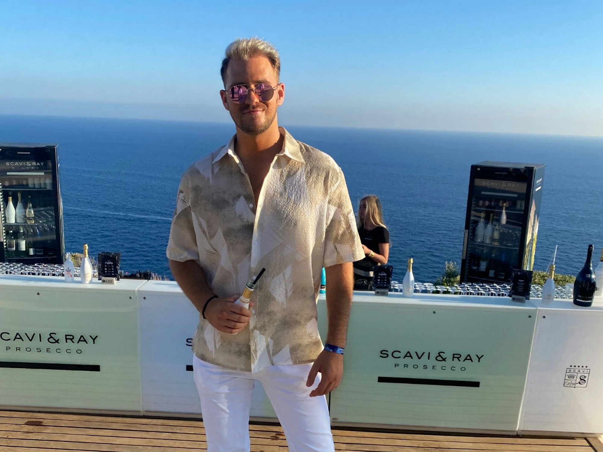 Tobias Dierfeld posiert vor dem Meer.