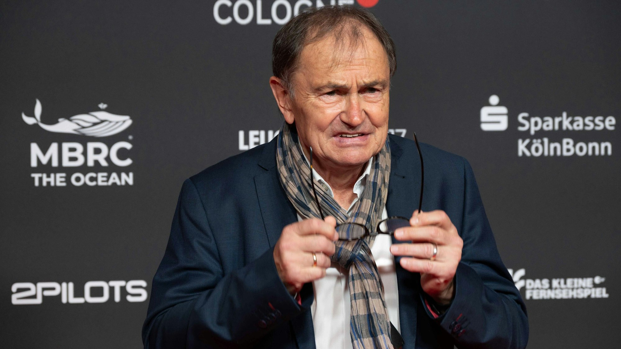 Ewald Lienen auf dem roten Teppich im Kino.