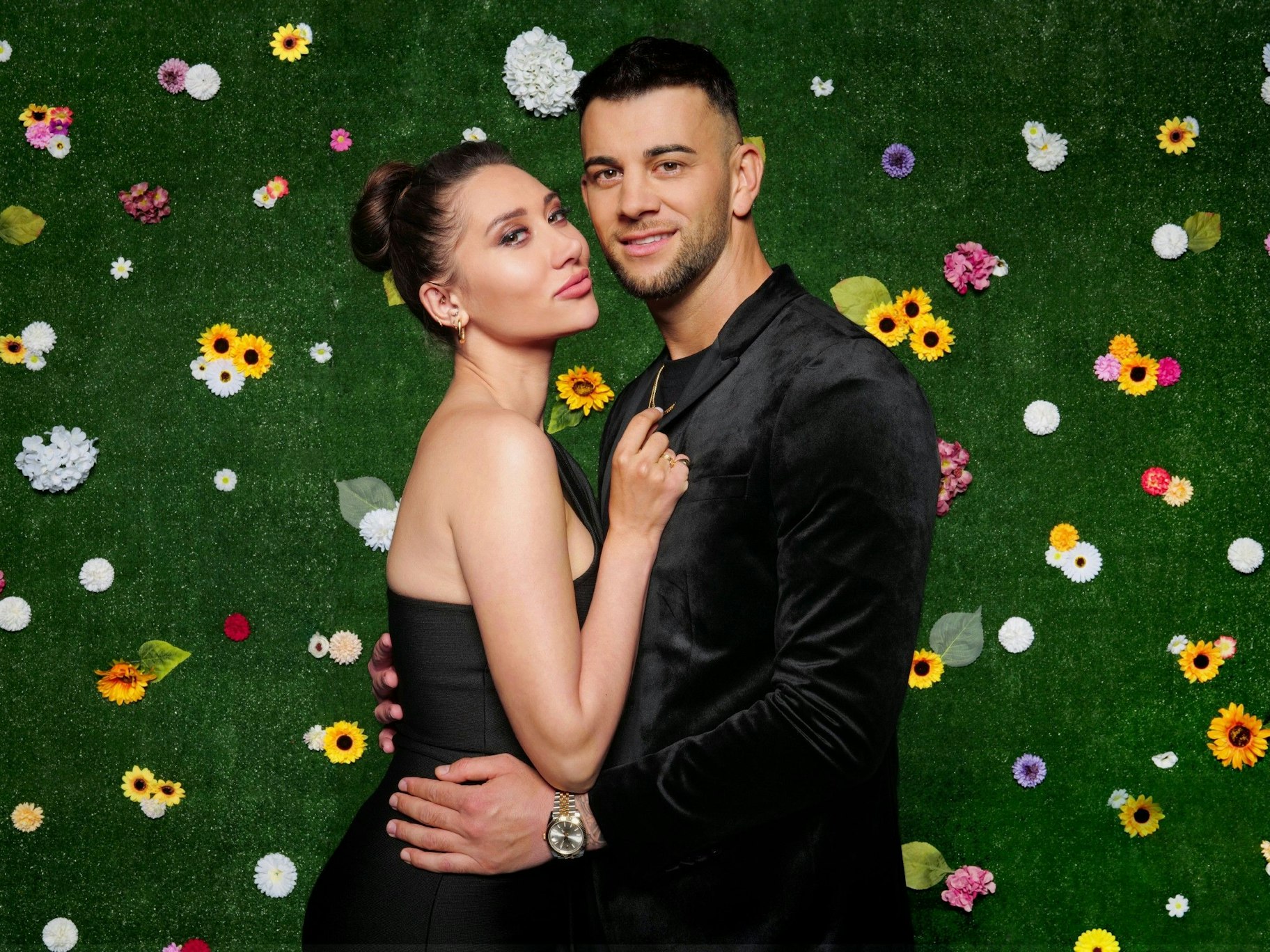 Serkan Yavuz und Samira Klampfl posieren.