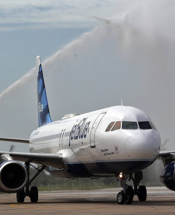 Ein Flugzeug der Airline JetBlue, das in Fort Lauderdale, USA, startete, rollt nach der Landung auf dem Flughafen Abel Santamaria in der Stadt Santa Clara, Kuba, am 31. August 2016 auf die Startbahn.