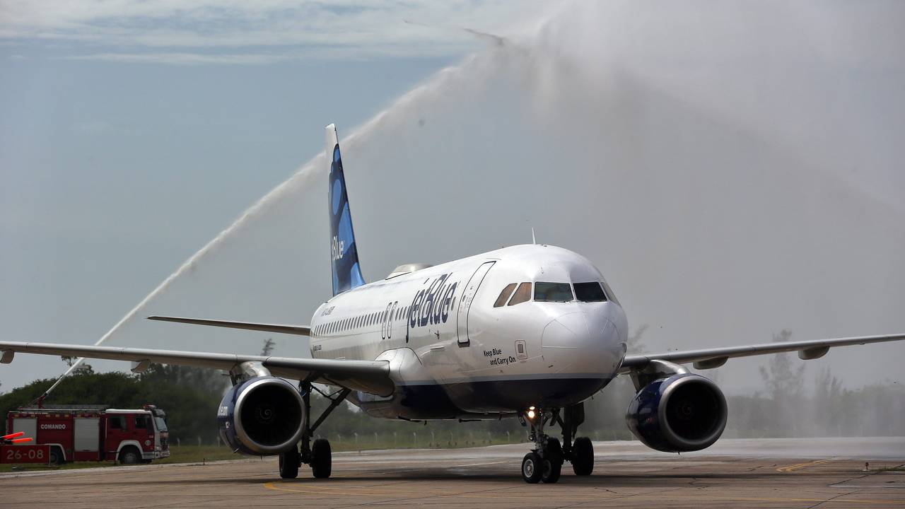 Ein Flugzeug der Airline JetBlue, das in Fort Lauderdale, USA, startete, rollt nach der Landung auf dem Flughafen Abel Santamaria in der Stadt Santa Clara, Kuba, am 31. August 2016 auf die Startbahn.