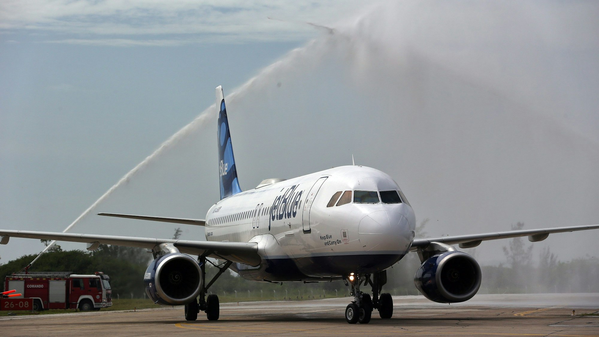 Ein Flugzeug der Airline JetBlue, das in Fort Lauderdale, USA, startete, rollt nach der Landung auf dem Flughafen Abel Santamaria in der Stadt Santa Clara, Kuba, am 31. August 2016 auf die Startbahn.