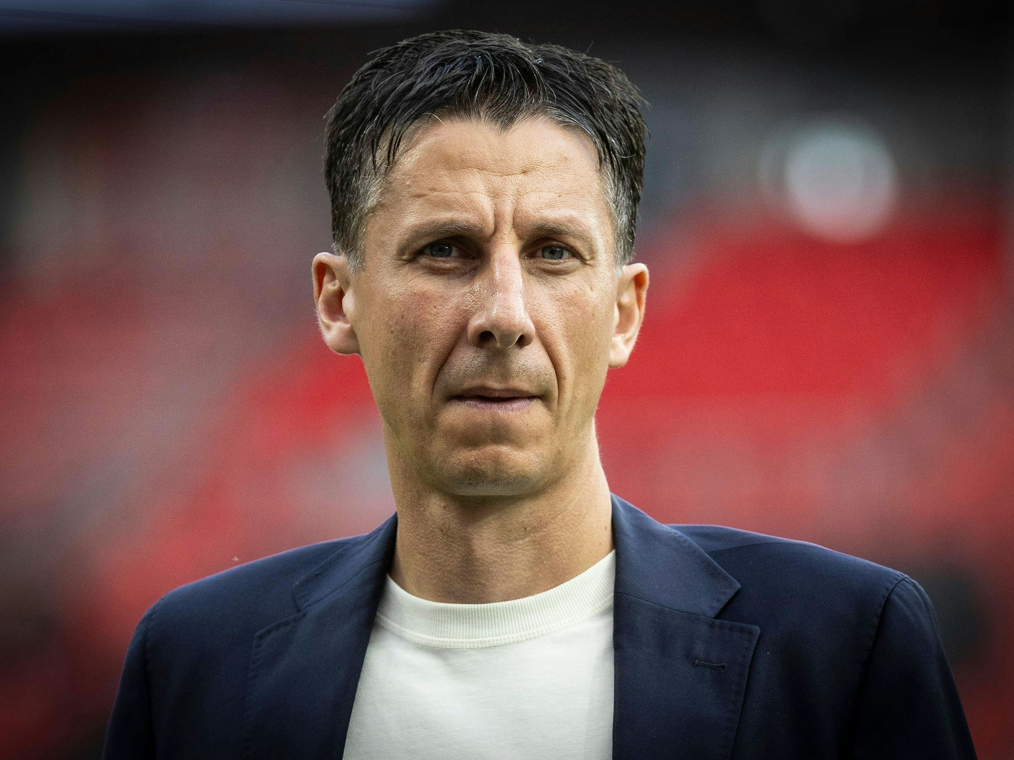 Christian Keller guckt ernst in die Kamera.