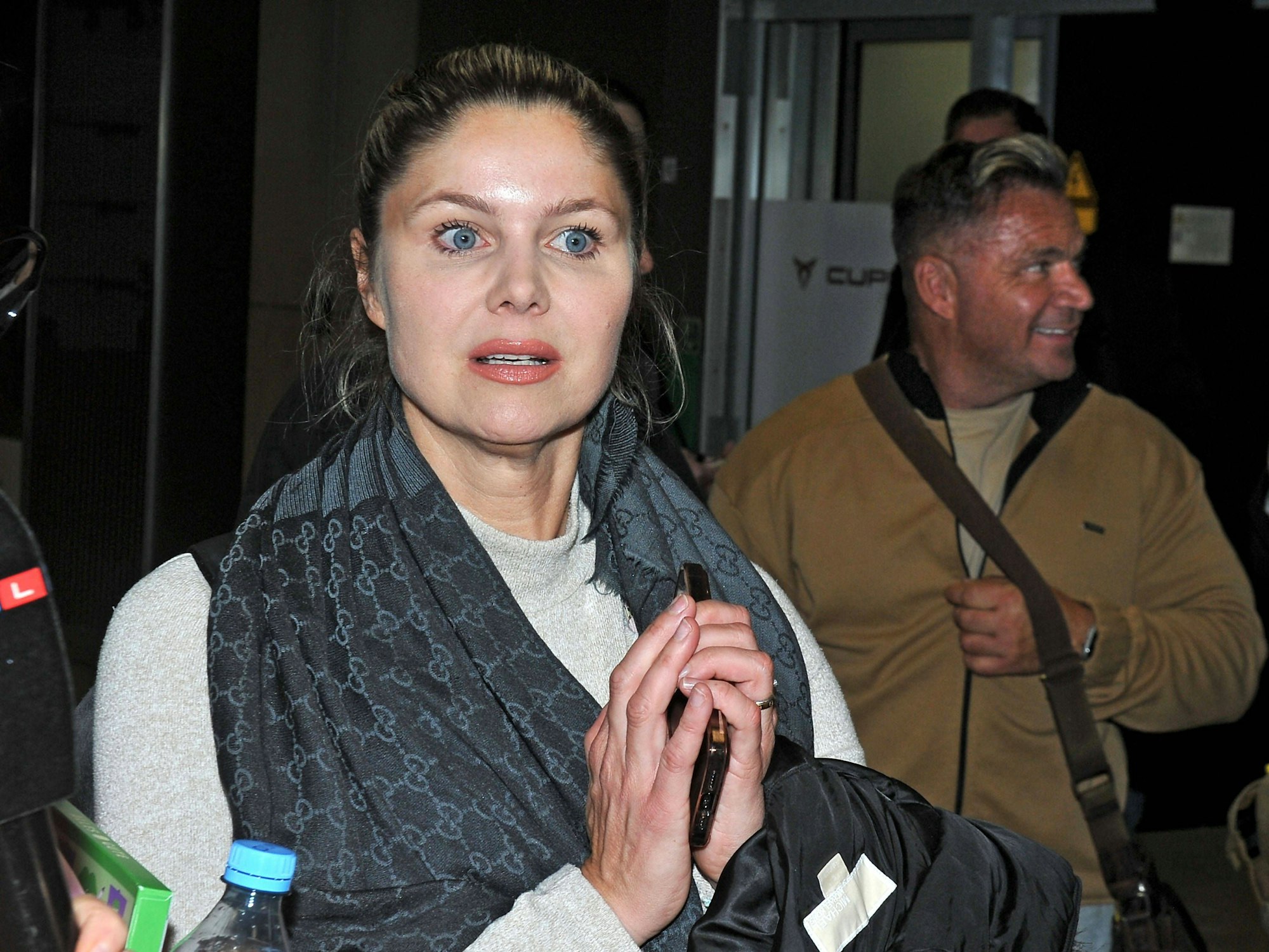 Peter Klein und Yvonne Woelke am Flughafen.