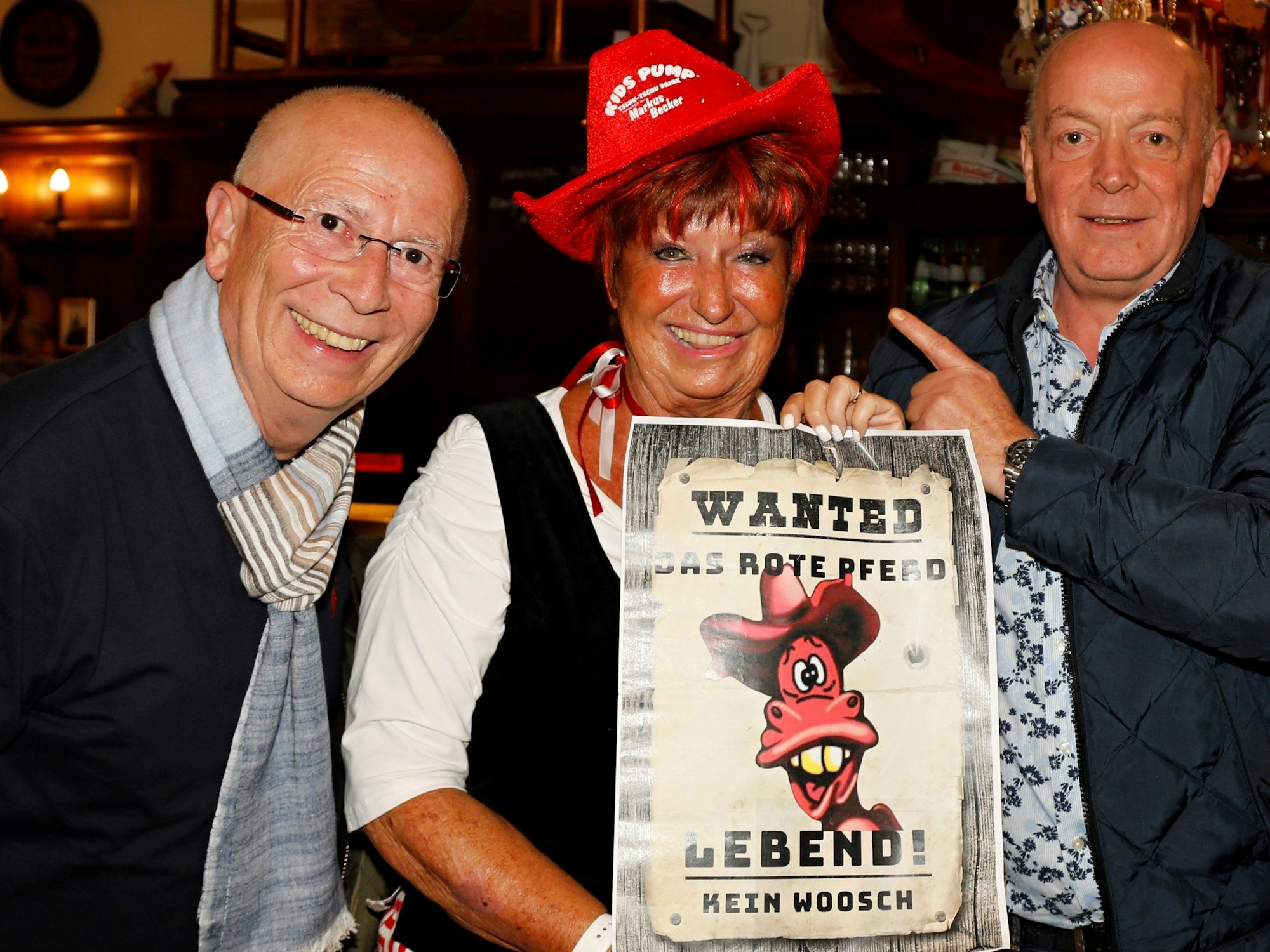 Marita Köllner mit zwei Gästen im Brauhaus.