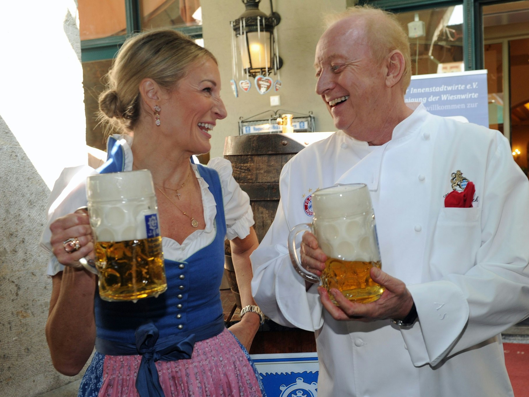 Die Kabarettistin Monika Gruber und Sternekoch Alfons Schuhbeck halten im September 2020 nach dem Wirtshaus Wiesn-Anstich eine Maß Bier in den Händen.