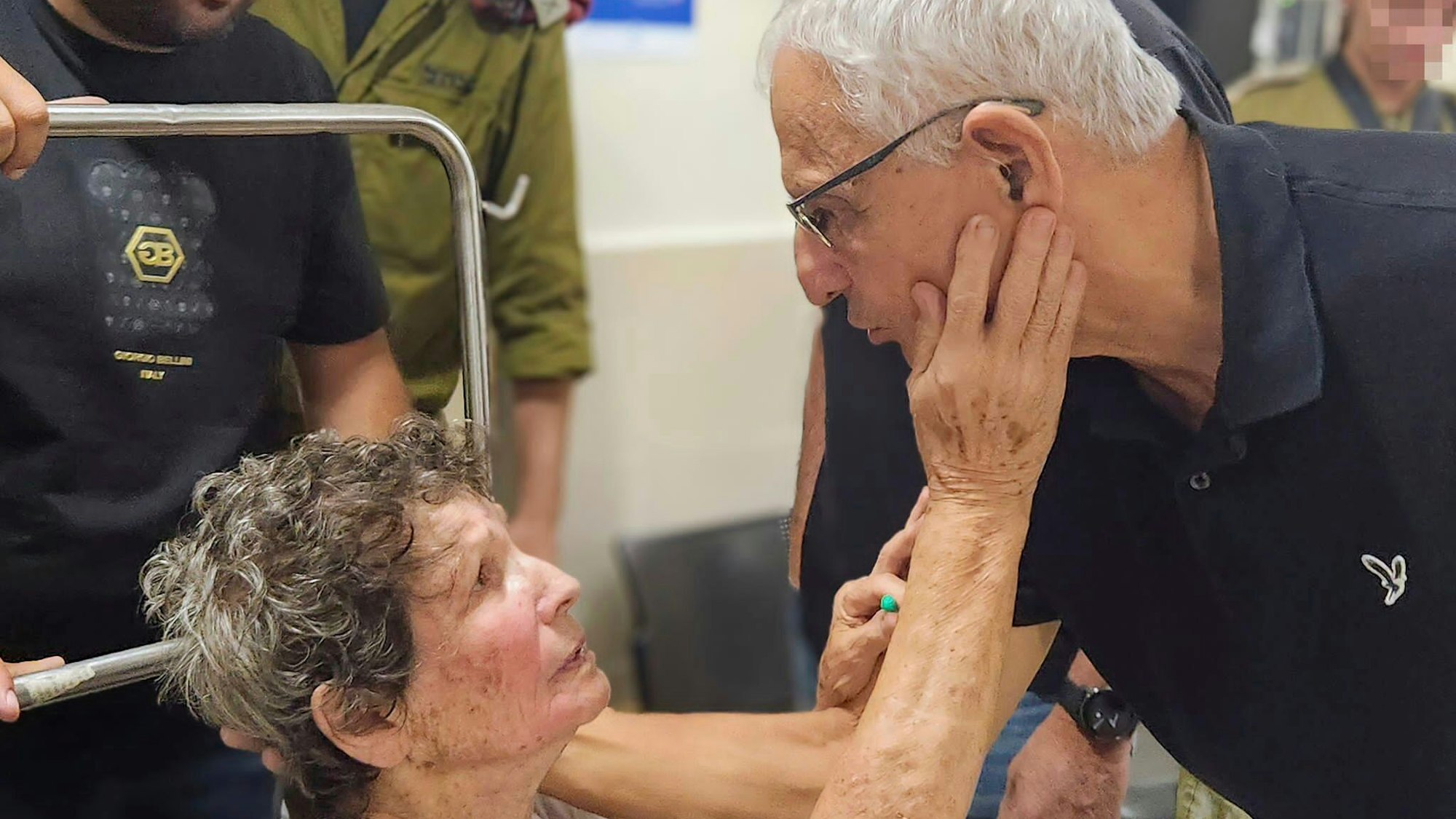Dieses vom Ichilov-Krankenhaus via AP zur Verfügung gestellte Foto zeigt Yocheved Lifshitz, eine der beiden Frauen, die am späten Montag (23.10.2023) aus der Gefangenschaft der Hamas freigelassen wurden, bei einem Treffen im Krankenhaus in Tel Aviv.