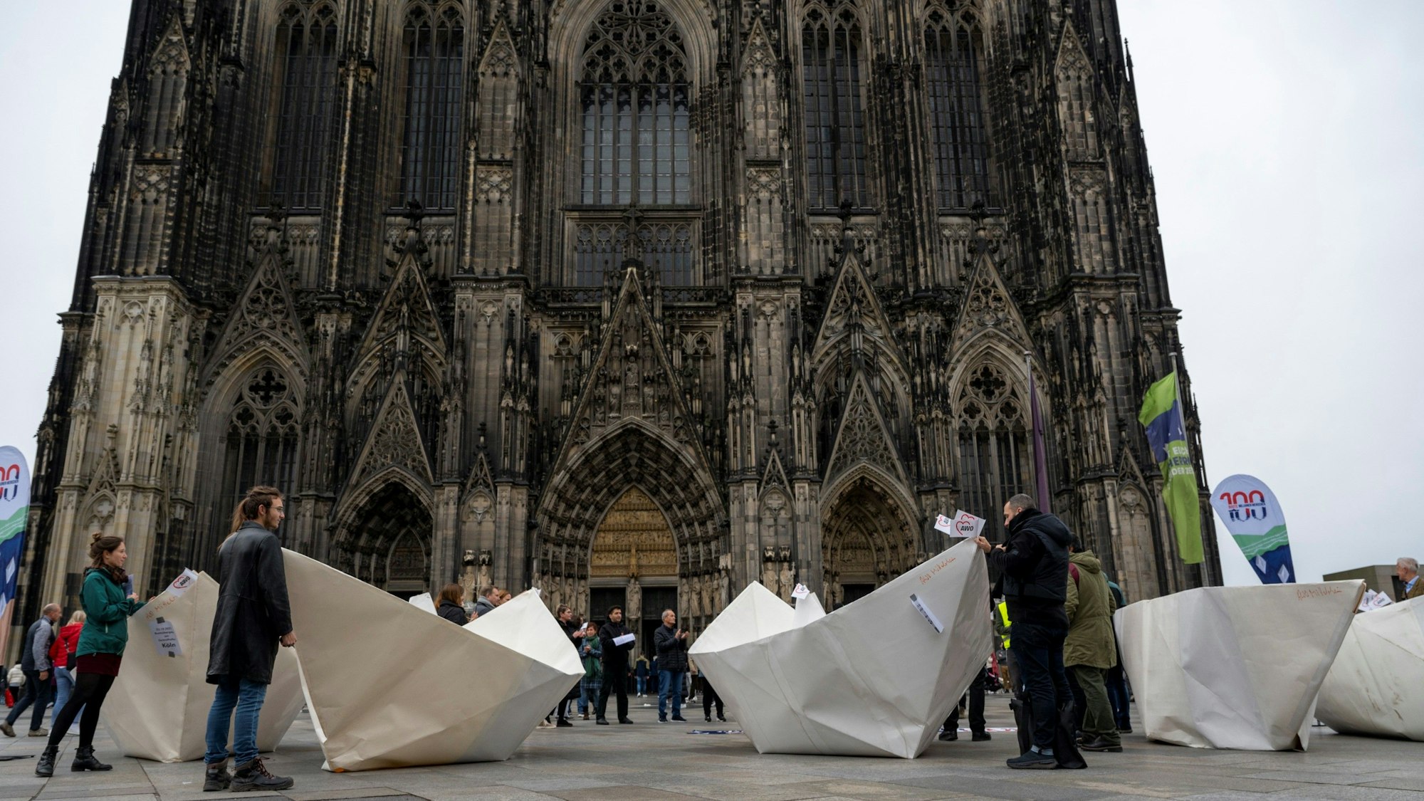 Die AWO Mittelrhein auf der Kölner Domplatte mit XXL-Papierboot-Skulpturen