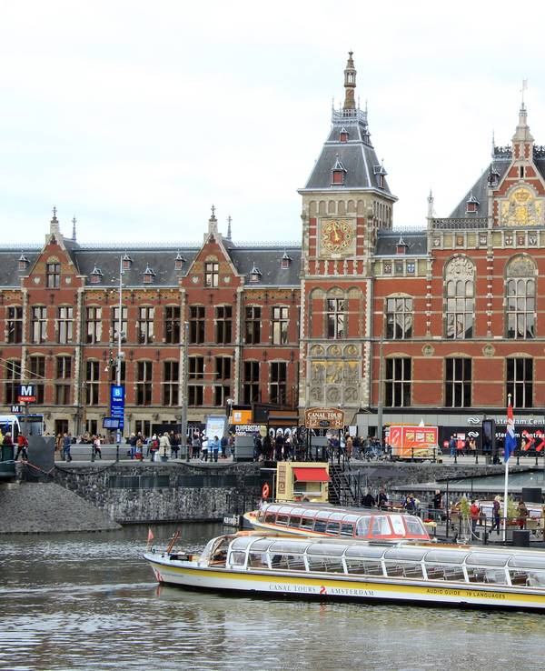 Das Hauptportal des Amsterdamer Hauptbahnhofs ist zu sehen.