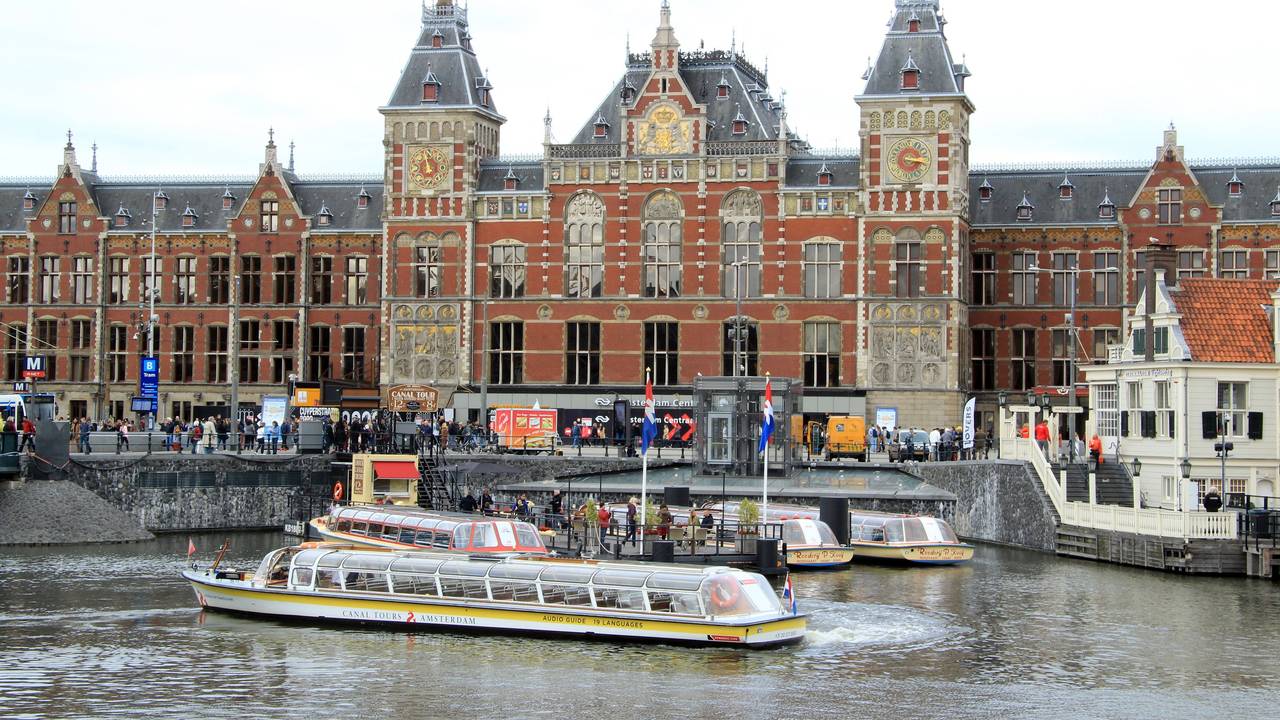 Das Hauptportal des Amsterdamer Hauptbahnhofs ist zu sehen.