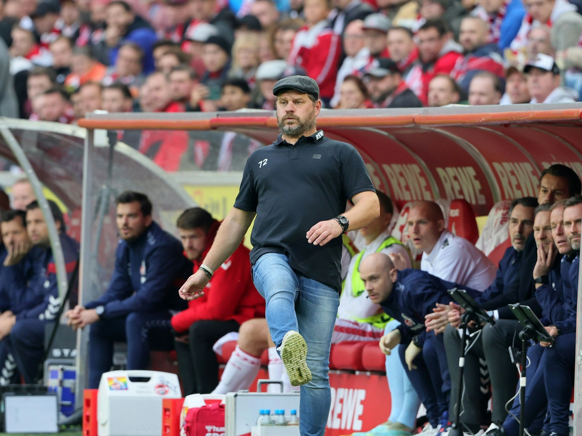 Steffen Baumgart fiebert gespannt mit.