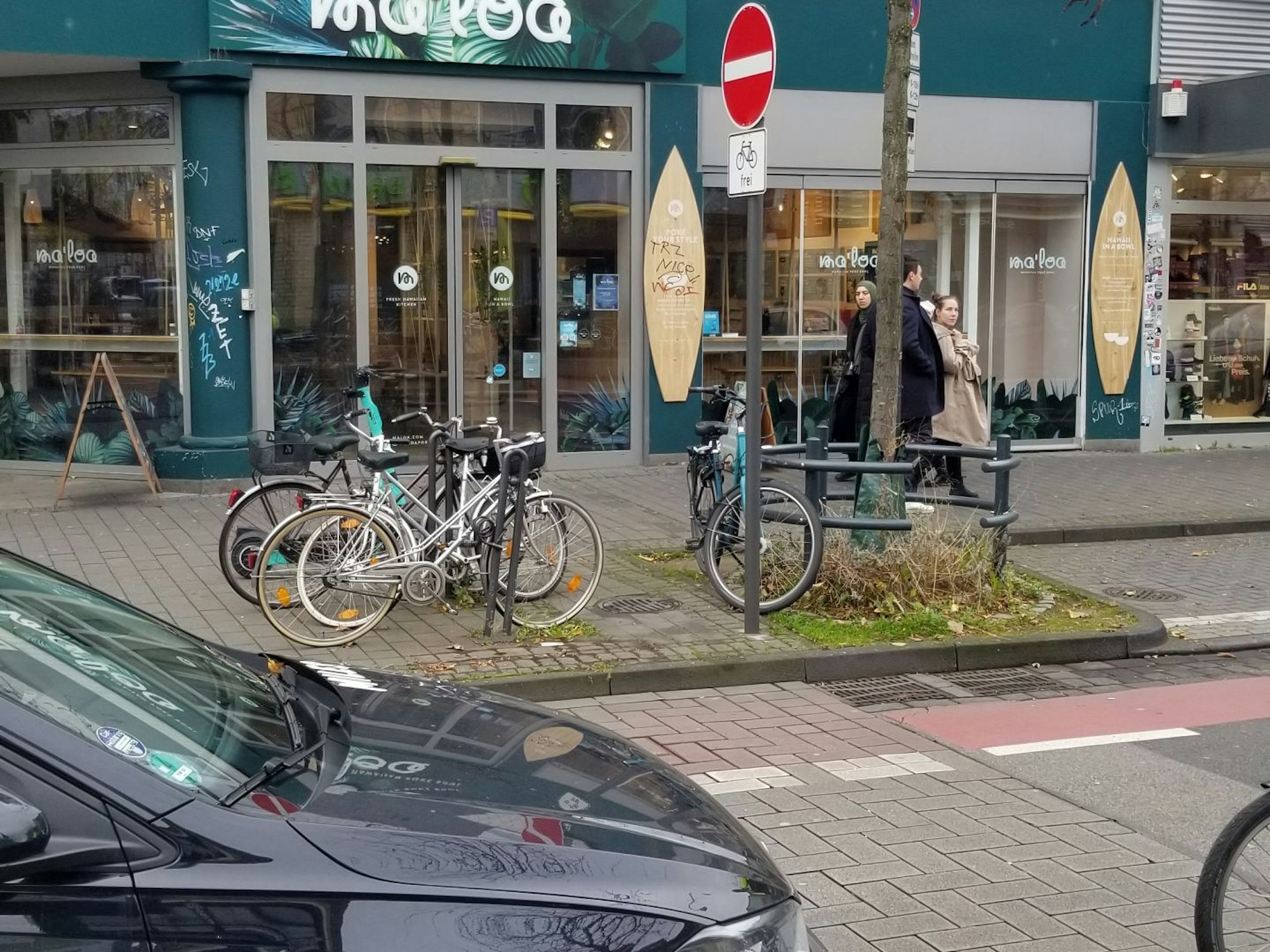 Ein Auto fährt entgegengesetzt der Einbahnstraße auf der Venloer Straße in Köln.