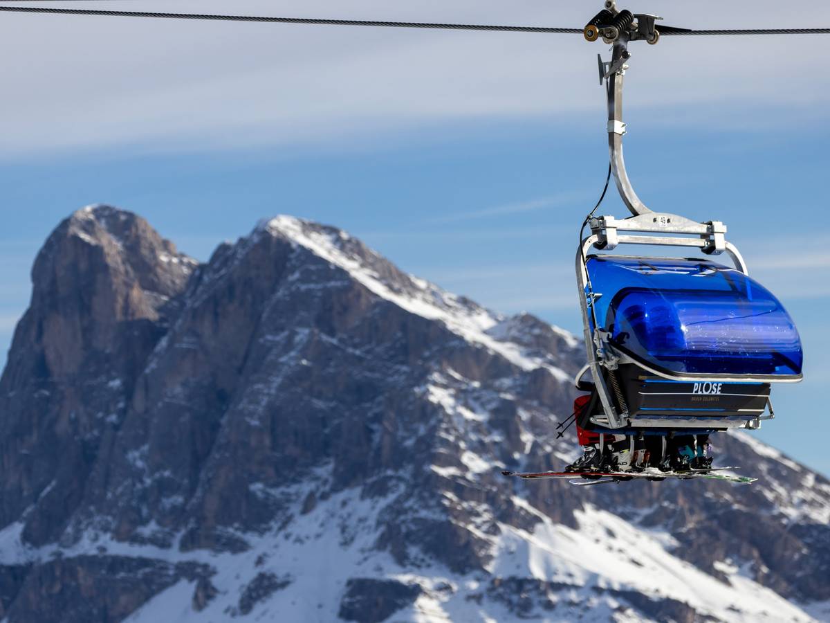 Skifahrer lassen sich in einem Sessellift im Skigebiet Plose in den Lüsner Bergen in den Dolomiten auf den Berg bringen.