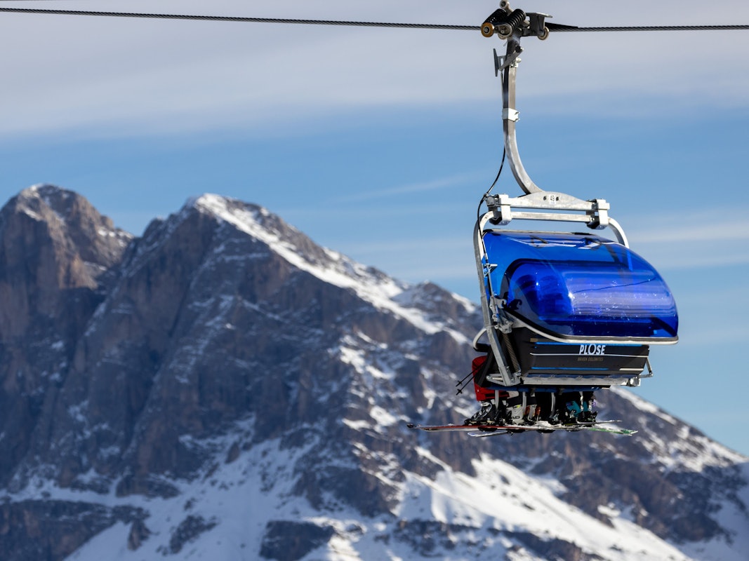 Skifahrer lassen sich in einem Sessellift im Skigebiet Plose in den Lüsner Bergen in den Dolomiten auf den Berg bringen.