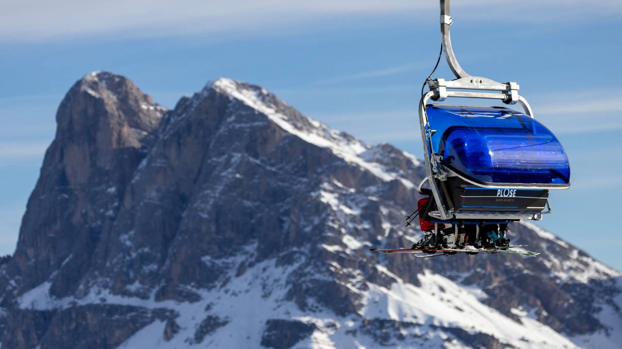 Skifahrer lassen sich in einem Sessellift im Skigebiet Plose in den Lüsner Bergen in den Dolomiten auf den Berg bringen.