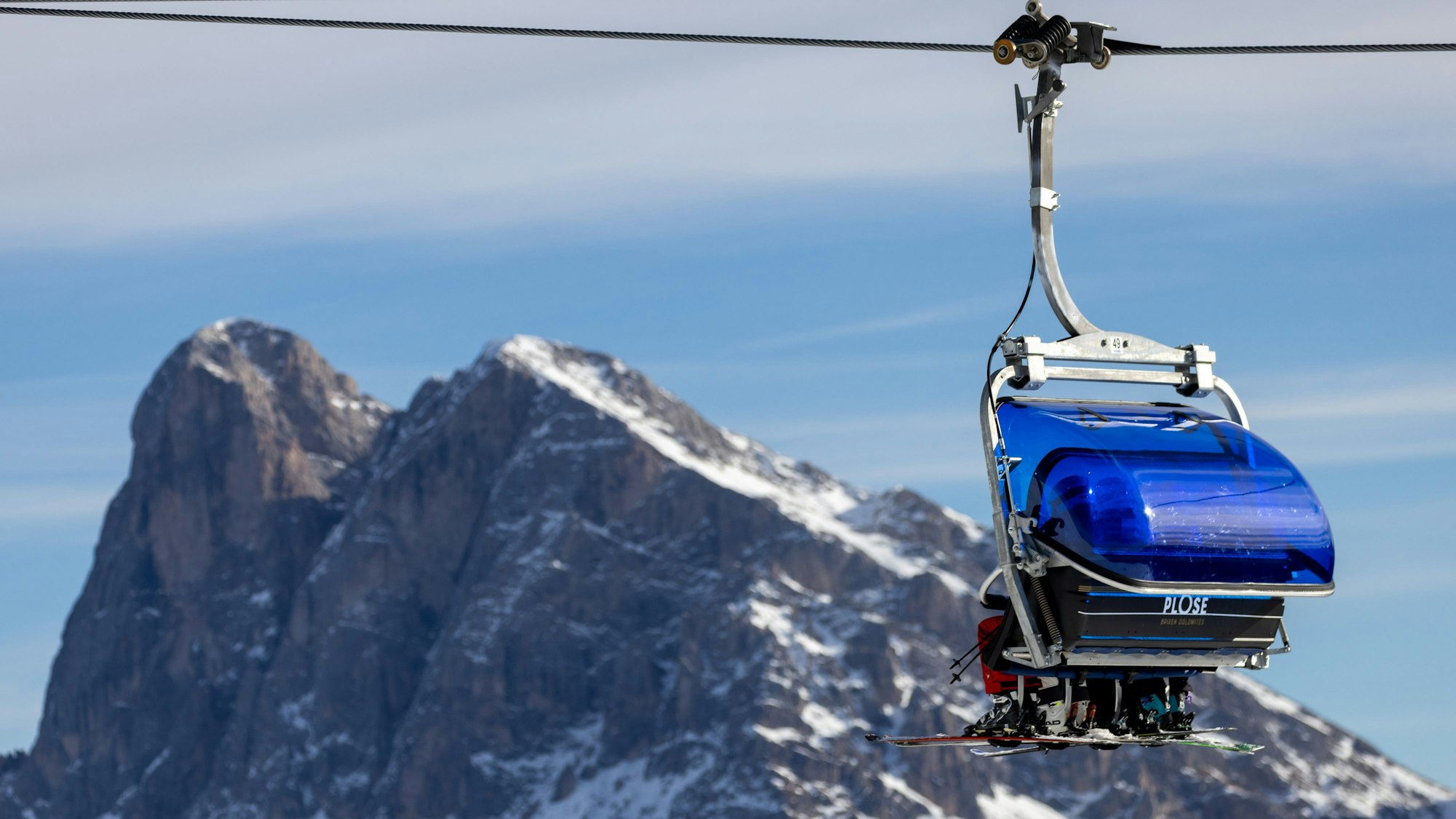 Skifahrer lassen sich in einem Sessellift im Skigebiet Plose in den Lüsner Bergen in den Dolomiten auf den Berg bringen.